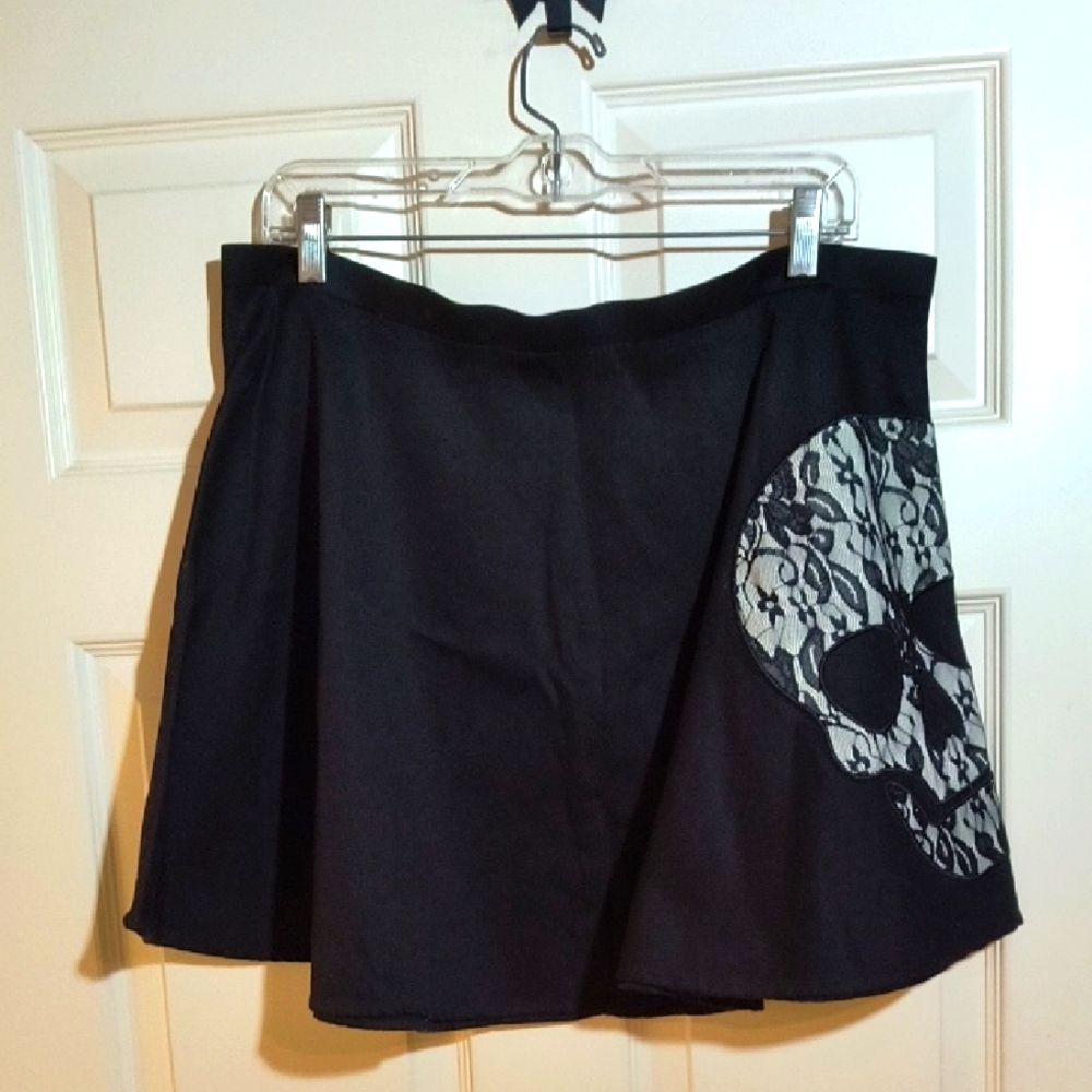 Black Skull Hot Topic Skirt